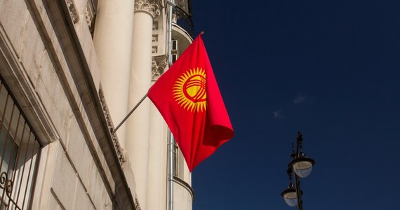 ​W Moskwie doszło do skandalu dyplomatycznego. W poniedziałek funkcjonariusze rosyjskiej policji wdarli się do mieszkania kirgiskiego dyplomaty, pobili jego żonę i nastraszyli dzieci. Kirgistan wystosował notę protestacyjną - poinformowało w piątek MSZ w Biszkeku.