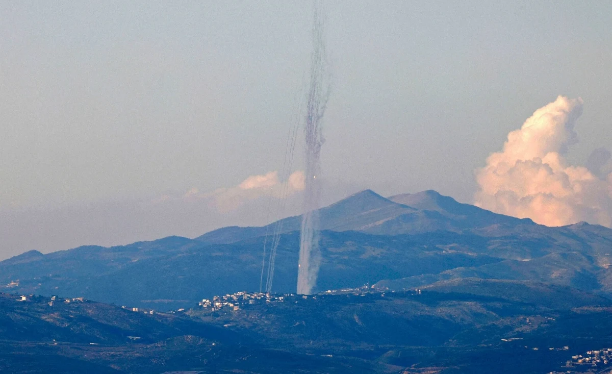 Niespokojnie na Biskim Wschodzie. Ponad 40 rakiet zostało wystrzelonych z terytorium Libanu na północny Izrael, część z nich została przechwycona - przekazał The Times of Israel. Stany Zjednoczone przenoszą na Bliski Wschód "dodatkowe zasoby" wojskowe, aby "wzmocnić tam wysiłki na rzecz odstraszania i zwiększyć poziom ochrony sił USA" - podały źródła w Departamencie Obrony. Prezydent USA Joe Biden o zagrożeniu atakiem Iranu na Izrael powiedział: "spodziewam się, że będzie to wcześniej niż później".