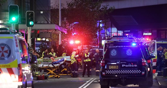 6 osób nie żyje, a 8 zostało przewiezionych do szpitali - to bilans ataku nożownika w jednym z centrów handlowych w australijskim Sydney. Nie żyje również napastnik, który został zastrzelony przez policję.