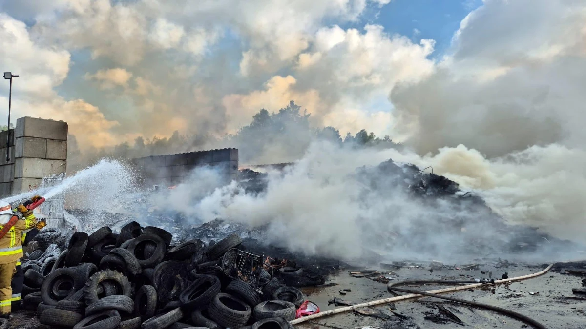 Kończy się akcja gaśnicza w miejscu pożaru w miejscowości Jakubów w okolicy Mińska Mazowieckiego na Mazowszu. Pożar wybuchł dzisiaj rano. Paliły się przede wszystkim opony i meble.