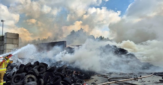 Kończy się akcja gaśnicza w miejscu pożaru w miejscowości Jakubów w okolicy Mińska Mazowieckiego na Mazowszu. Pożar wybuchł dzisiaj rano. Paliły się przede wszystkim opony i meble.