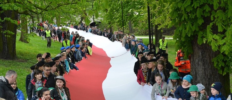 Uszyj z nami 400 metrów biało-czerwonej - to akcja hufca ZHP w Skierniewicach. Harcerze chcą zastąpić sfatygowaną 350-metrową flagę, najdłuższą w województwie łódzkim, na nową. Każdy może kupić wybrany przez siebie metr flagi i w ten sposób wesprzeć jej uszycie. W zamian dostaje imienny certyfikat.