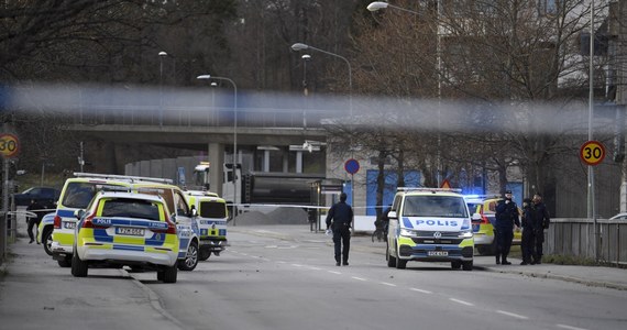 „W Szwecji od dłuższego czasu dochodzi do bardzo wielu strzelanin. W zeszłym roku to było ponad 360 strzelanin, w których zginęło 55 osób, tylko że zazwyczaj to są gangsterskie porachunki, a tutaj mieliśmy do czynienia z taką eskalacją, kiedy jakiś zwykły przechodzień zostaje postrzelony w odpowiedzi na zwrócenie uwagi młodym ludziom” – mówiła na antenie Radia RMF24 o brutalnym zabójstwie 39-latka w Sztokholmie pisarka, tłumaczka i dziennikarka mieszkająca w Szwecji – Katarzyna Tubylewicz. W rozmowie zwróciła uwagę na porażkę polityki migracyjnej Sztokholmu i zmiany w społeczeństwie.