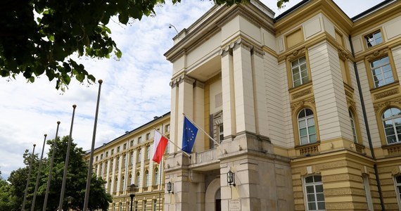 W sobotę po południu przed budynkiem Kancelarii Prezesa Rady Ministrów w Warszawie ktoś rozlał nieznaną substancję. Policja poinformowała, że zatrzymano jedną osobę.