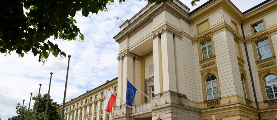 W sobotę po południu przed budynkiem Kancelarii Prezesa Rady Ministrów w Warszawie ktoś rozlał nieznaną substancję. Policja poinformowała, że zatrzymano jedną osobę.