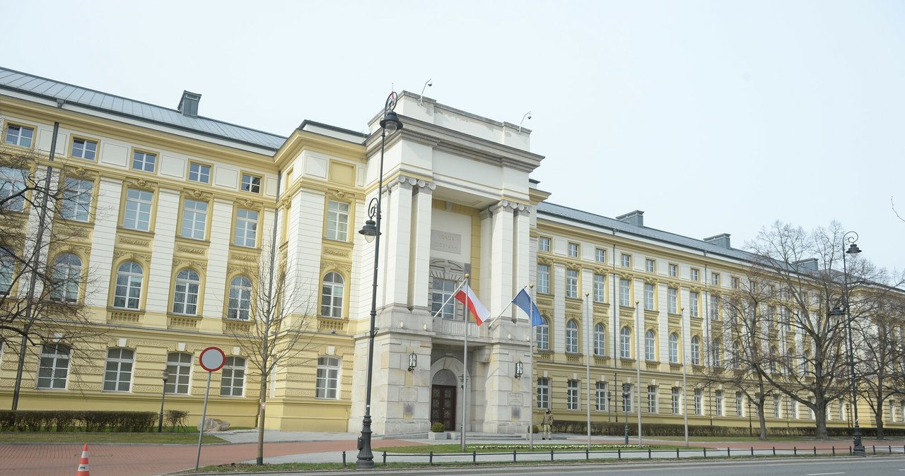  Nieznana substancja rozlana przed Kancelarią Premiera. Akcja policji