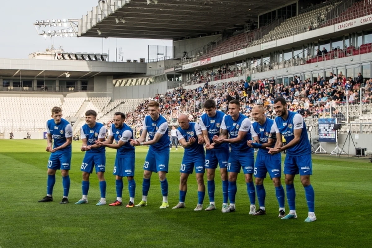 Do sporej niespodzianki doszło w sobotnim meczu 28. kolejki ekstraklasy. Walcząca o utrzymanie Puszcza Niepołomice pokonała 2:1 aspirującego do mistrzostwa Polski Lecha Poznań. Dla beniaminka było to pierwsze zwycięstwo w tym roku.
