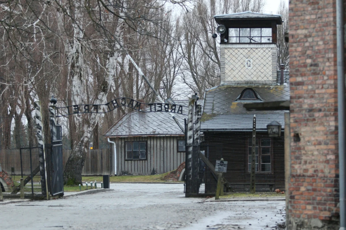 Jak wynika z informacji Muzeum Auschwitz, system moderowania treści Facebooka usunął niektóre posty z profilu tej placówki pod pozorem prezentowania w nich m.in. „nękania i molestowania”, „mowy nienawiści” czy „podżegania do przemocy”. "To skandal" - napisał w mediach społecznościowych wicepremier Krzysztof Gawkowski i zapowiedział, że rząd będzie domagał się wyjaśnień od koncernu Meta.