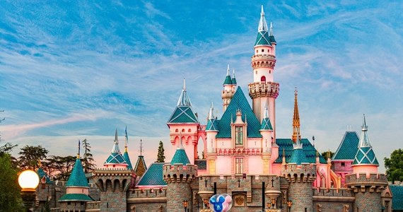 ​Parki Disneya wprowadzają dożywotni zakaz dla osób, które oszukują w kolejkach w kontekście niepełnosprawności. The Walt Disney Company ogłosiło, że zaostrza swoje ograniczenia i zwiększa kontrolę nad osobami, które fałszywie zgłaszają niepełnosprawność w parkach.