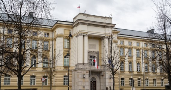Są zarzuty dla mężczyzny, który w sobotę rozlał ciecz na chodniku przed kancelarią premiera w Warszawie. Dochodzenie w sprawie incydentu wszczęła policja. 