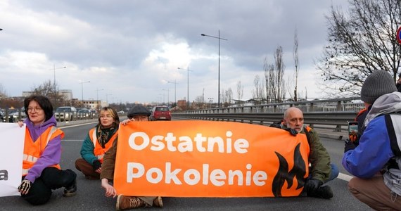 Duże utrudnienia możliwe są w poniedziałek ( 15.04) w porannym szczycie w Warszawie. Aktywiści jednej z organizacji zapowiedzieli, że będą blokować ruch na mostach, między innymi na Trasie Łazienkowskiej i na Moście Poniatowskiego. Domagają się przekazania stu procent środków z budowy autostrad na rozwój lokalnego transportu publicznego oraz wprowadzenie jednego biletu na cały transport regionalny w Polsce.