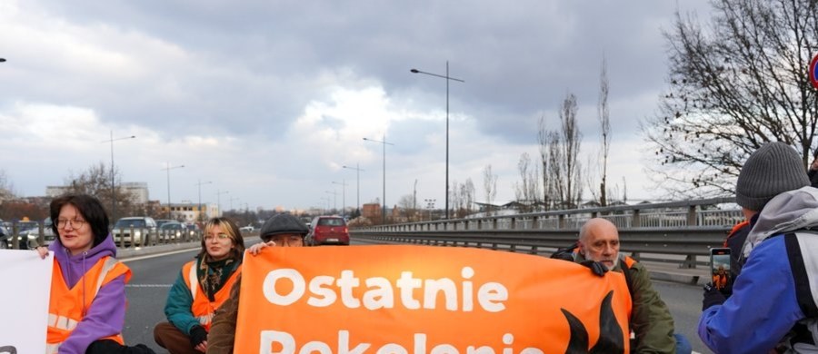 Duże utrudnienia możliwe są w poniedziałek ( 15.04) w porannym szczycie w Warszawie. Aktywiści jednej z organizacji zapowiedzieli, że będą blokować ruch na mostach, między innymi na Trasie Łazienkowskiej i na Moście Poniatowskiego. Domagają się przekazania stu procent środków z budowy autostrad na rozwój lokalnego transportu publicznego oraz wprowadzenie jednego biletu na cały transport regionalny w Polsce.