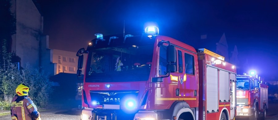 Strażacy opanowali już duży pożar, który wybuchł w niedzielę wieczorem w miejscowości Czacz w gminie Śmigiel (Wielkopolska). Zapaliły się foliowe tunele, w których składowano rzeczy używane. 