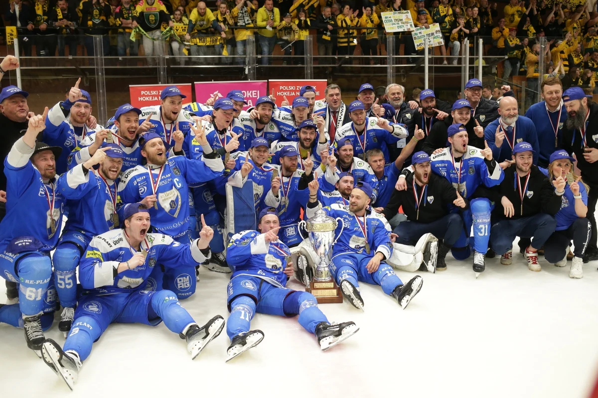 Re-Plast Unia Oświęcim po raz dziewiąty w historii została mistrzem Polski w hokeju na lodzie. W finale play off pokonała GKS Katowice 4-3, w decydującym spotkaniu wygrywając 1:0 po dogrywce. Na kolejny tytuł ten zespół czekał 20 lat, bo od 2004 roku. 