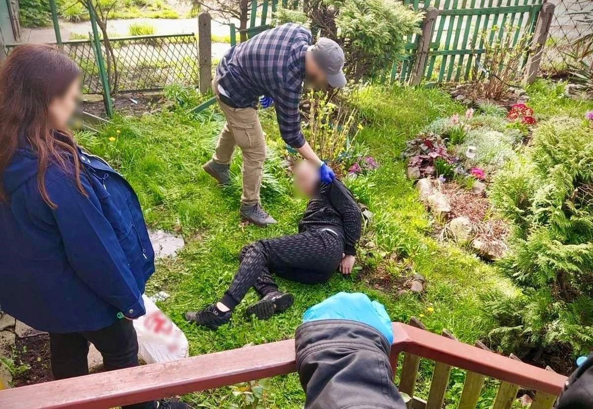 Wyskoczył przez okno z reklamówką pełną narkotyków - między innymi kokainą, amfetaminą i heroiną - prosto w ręce policjantów. Zarzuty posiadania i wprowadzania do obrotu znacznej ilości narkotyków usłyszał 37-latek zatrzymany na gdańskiej Oruni.