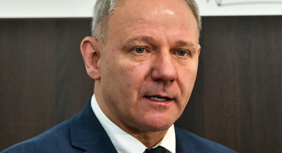 Wicewojewoda dolnośląski Jacek Protasiewicz wywołał niemałe zamieszanie po serii swoich niedzielnych wpisów na platformie X. Nie tylko część internautów uznała je za niestosowne. Także Polskie Stronnictwo Ludowe odcięło się od opinii związanego z ludowcami polityka.