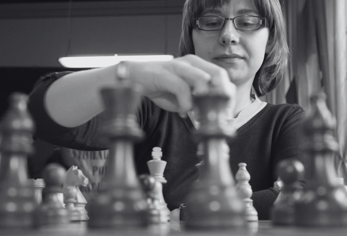 ​W wieku 45 lat zmarła w sobotę wielokrotna mistrzyni Polski Joanna Dworakowska - poinformował Polski Związek Szachowy. Była m.in. trzykrotną mistrzynią kraju w szachach klasycznych, dwukrotną w szachach szybkich i trzykrotną w błyskawicznych.