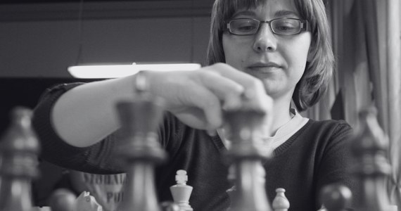 ​W wieku 45 lat zmarła w sobotę wielokrotna mistrzyni Polski Joanna Dworakowska - poinformował Polski Związek Szachowy. Była m.in. trzykrotną mistrzynią kraju w szachach klasycznych, dwukrotną w szachach szybkich i trzykrotną w błyskawicznych.