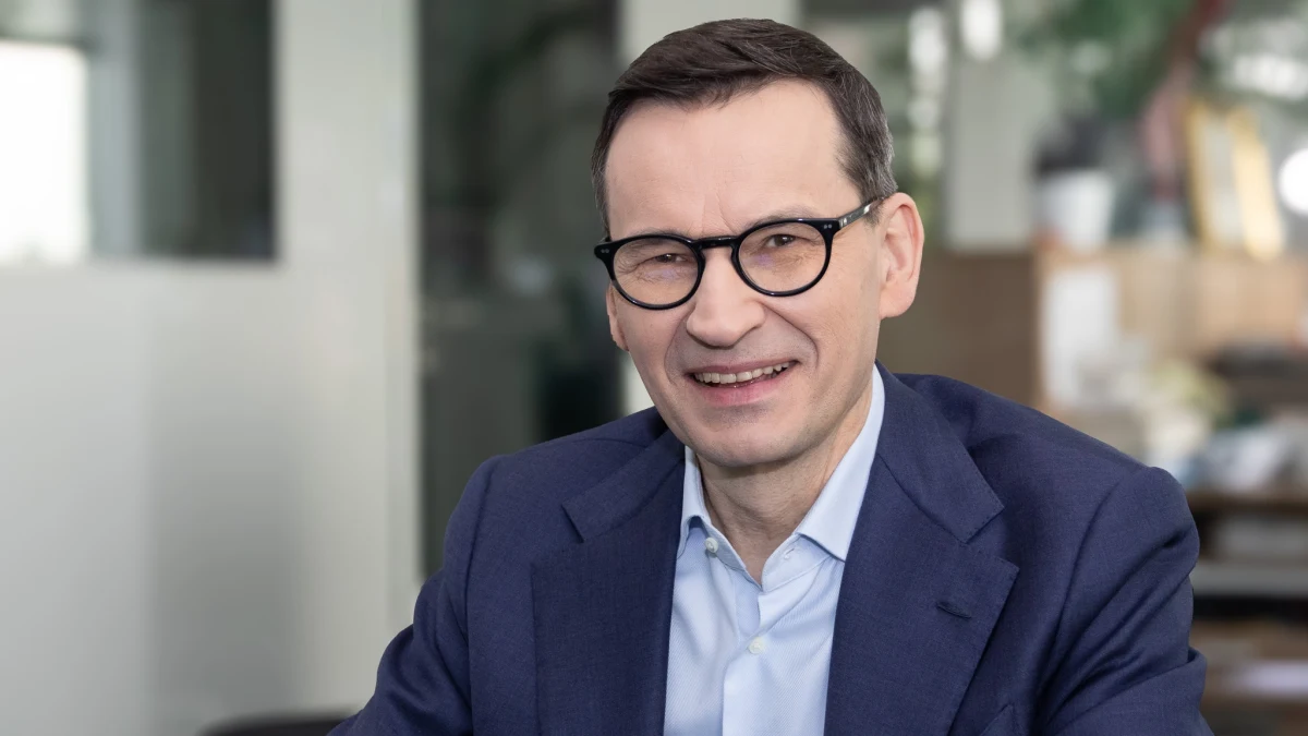 Mija właśnie okrągła rocznica wydania przez Mateusza Morawieckiego Poczcie Polskiej i Państwowej Wytwórni Papierów Wartościowych poleceń dotyczących przygotowania i organizacji korespondencyjnych wyborów prezydenckich. W efekcie wybory kopertowe się nie odbyły, Sejm musiał przyjąć ustawę uchylającą kary dla urzędników za jej wykonywanie, a sprawę do dziś badają sejmowa komisja śledcza, Naczelny Sąd Administracyjny i Trybunał Konstytucyjny.