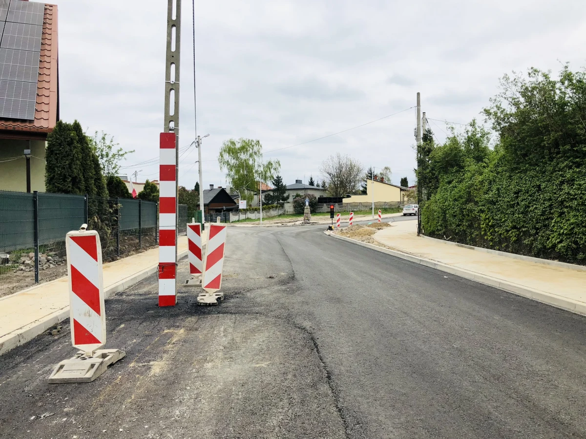 Słup elektryczny z latarnią niemal na środku drogi - taki absurd drogowy jest na ulicy Gminnej w Tomaszowie Mazowieckim w Łódzkiem. 