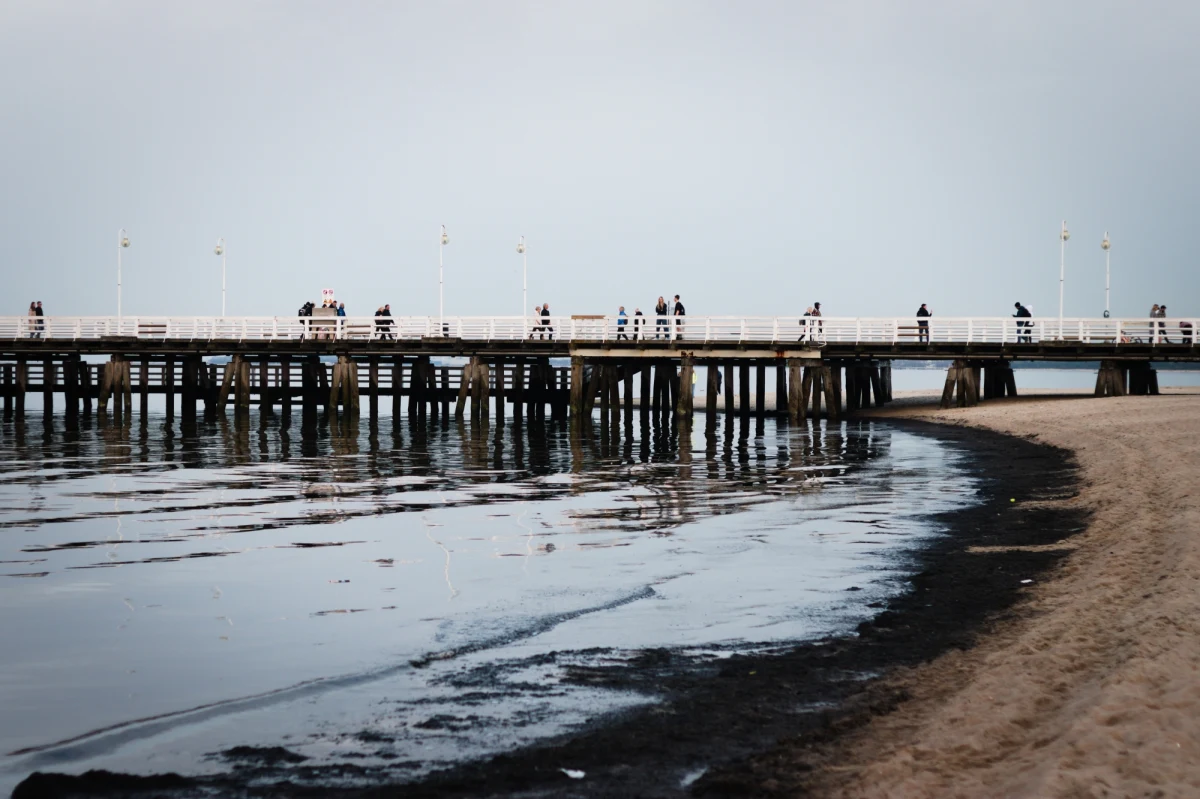 Po niemal letniej pogodzie z ubiegłego tygodnia w najbliższych dniach czeka nas znaczne ochłodzenie. Przydadzą się nie tylko kurtki, ale też parasole, bo prognozowane są opady deszczu i deszczu ze śniegiem.