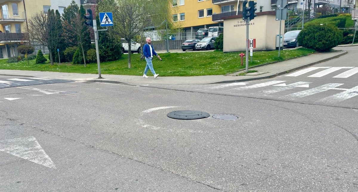 Rozwiązania tymczasowe cieszą się w Polsce zaskakująco dużą trwałością. Wiedzą o tym mieszkańcy Trójmiasta. Na Gdańskim Chełmie znajduje się prawdopodobnie jedno z najciekawszych rozwiązań urbanistycznych świata. Gdyby nie placek wielkości studzienki kanalizacyjnej i znak drogowy - nikt nie wiedziałby o znajdującym się tam rondzie.