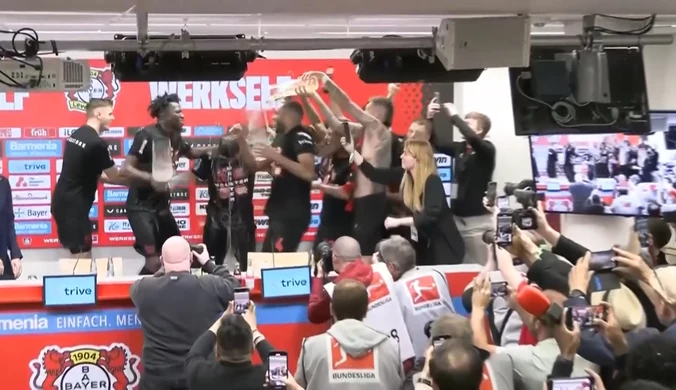 Piłkarze Leverkusen oblewają Xabiego Alonso piwem podczas konferencji