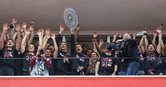 "Uważam, że euforia z Bundesligi zostanie teraz przeniesiona do europejskiej piłki. Bayer Leverkusen stać na kolejne wielkie wyniki" – mówi w rozmowie z RMF FM były reprezentant Polski, ekspert telewizji Viaplay Radosław Gilewicz. Bayer Leverkusen wczoraj zdobył pierwsze w historii klubu mistrzostwo Niemiec. "To dla nich wejście na nowy poziom. Przypomnijmy: oni walczą ciągle w Lidze Europy i zagrają w finale Pucharu Niemiec" – dodaje Gilewicz.