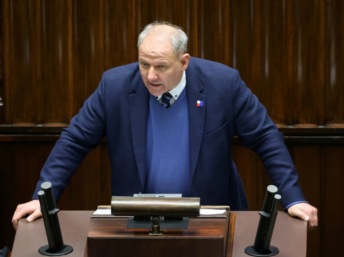 Premier Donald Tusk podjął decyzję o odwołaniu Jacka Protasiewicza ze stanowiska II wicewojewody dolnośląskiego – poinformowało Centrum Informacyjne Rządu. To reakcja na kontrowersyjne wpisy Protasiewicza na platformie X (dawny Twitter). Polityk był wicewojewodą dolnośląskim od stycznia. Wcześniej bez sukcesu próbował dostać się do Sejmu, kandydując jako przedstawiciel Trzeciej Drogi. W godzinach popołudniowych Protasiewicz publicznie przeprosił za swoje zachowanie.