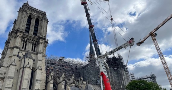 Dziś upływa piąta rocznica wielkiego pożaru, który częściowo zniszczył paryską katedrę Notre-Dame. Wiadomo już, że - wbrew wcześniejszym zapowiedziom prezydenta Emmanuela Macrona - nie zostanie ona ponownie otwarta w czasie letnich igrzysk olimpijskich we francuskiej stolicy. Będzie ją można znowu zwiedzać dopiero od 8 grudnia tego roku.