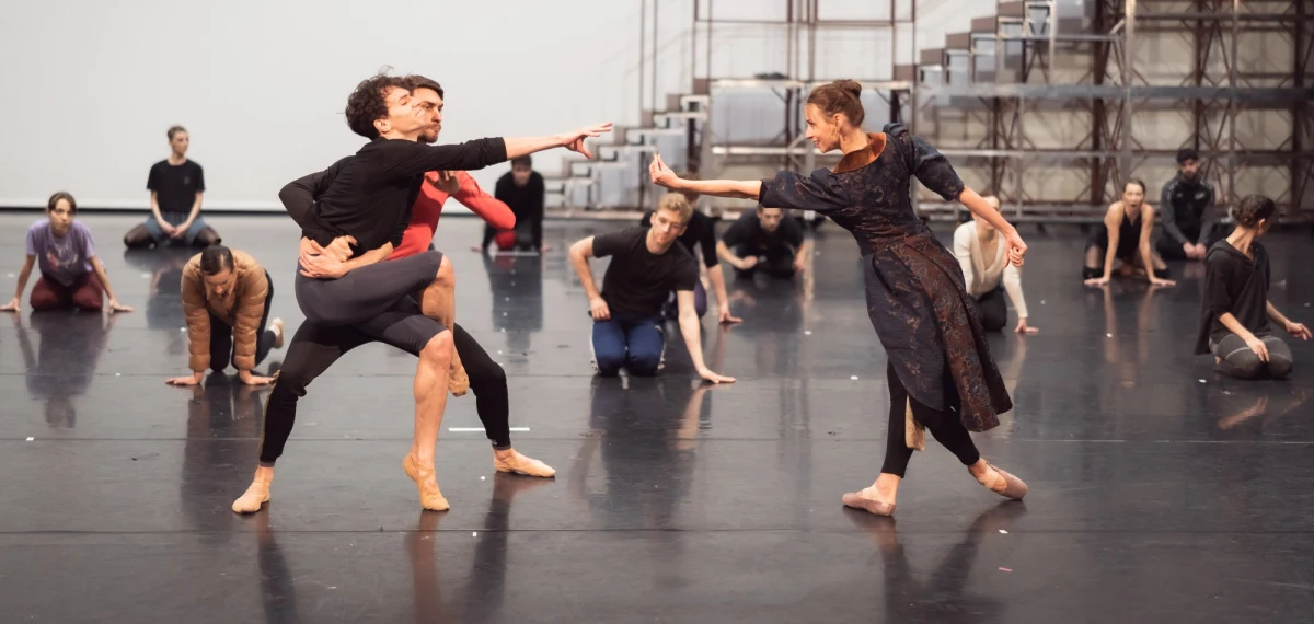 W Teatrze Wielkim Operze Narodowej w Warszawie trwają próby przed premierą "Pinokia". Anna Hop reżyseruje ten spektakl baletowy i ułożyła do niego choreografię. "To jest propozycja dla całe rodziny. (...) Nasz Pinokio jest jak Shrek" - mówi w RMF FM Anna Hop. "Każdy znajdzie coś dla siebie, bez względu na wiek, bo ta opowieść ma wiele warstw" - dodaje w RMF FM reżyserka i choreografka. Premiera 21 kwietnia.   
