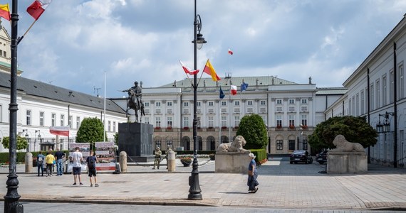 Policja zatrzymała mężczyznę, który rano podpalił plecak przed Pałacem Prezydenckim w Warszawie. Wcześniej służby informowały, że ze wstępnych ustaleń wynika, iż była to opona.