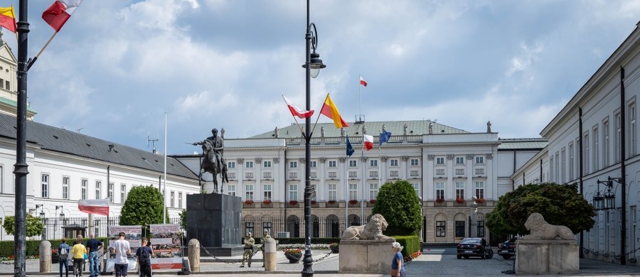 Policja zatrzymała mężczyznę, który rano podpalił plecak przed Pałacem Prezydenckim w Warszawie. Wcześniej służby informowały, że ze wstępnych ustaleń wynika, iż była to opona.