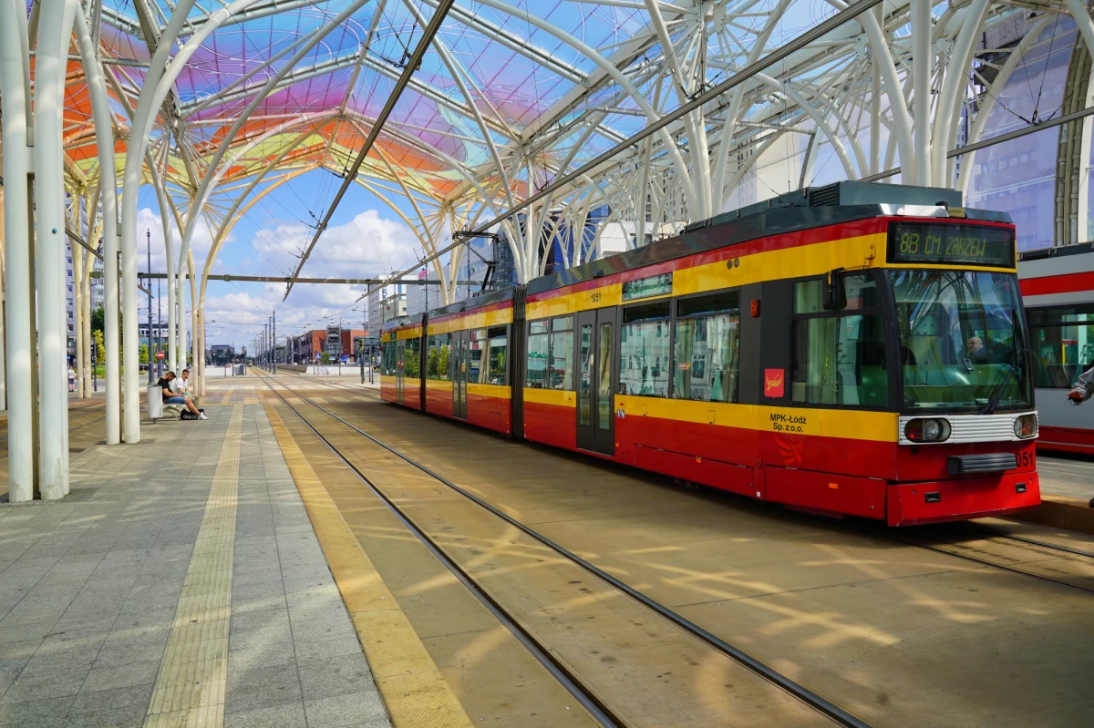 Rozpoczęła się naprawa torowiska na ul. Pabianickiej w Łodzi. W związku z tym przez tydzień nie będą kursować w tym miejscu tramwaje.