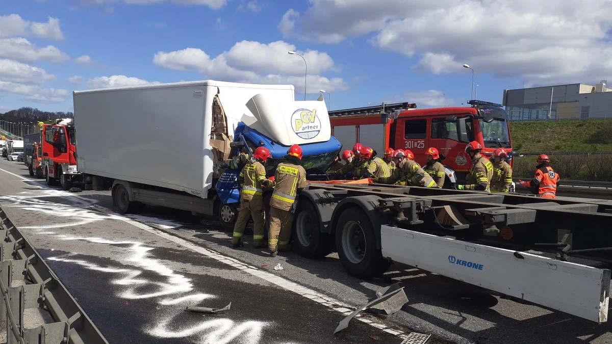 Trzy samochody ciężarowe zderzyły się w poniedziałek na obwodnicy Trójmiasta. Doszło do tego przed węzłem Gdańsk-Karczemki w stronę Łodzi.