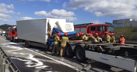 Trzy samochody ciężarowe zderzyły się w poniedziałek na obwodnicy Trójmiasta. Doszło do tego przed węzłem Gdańsk-Karczemki w stronę Łodzi.