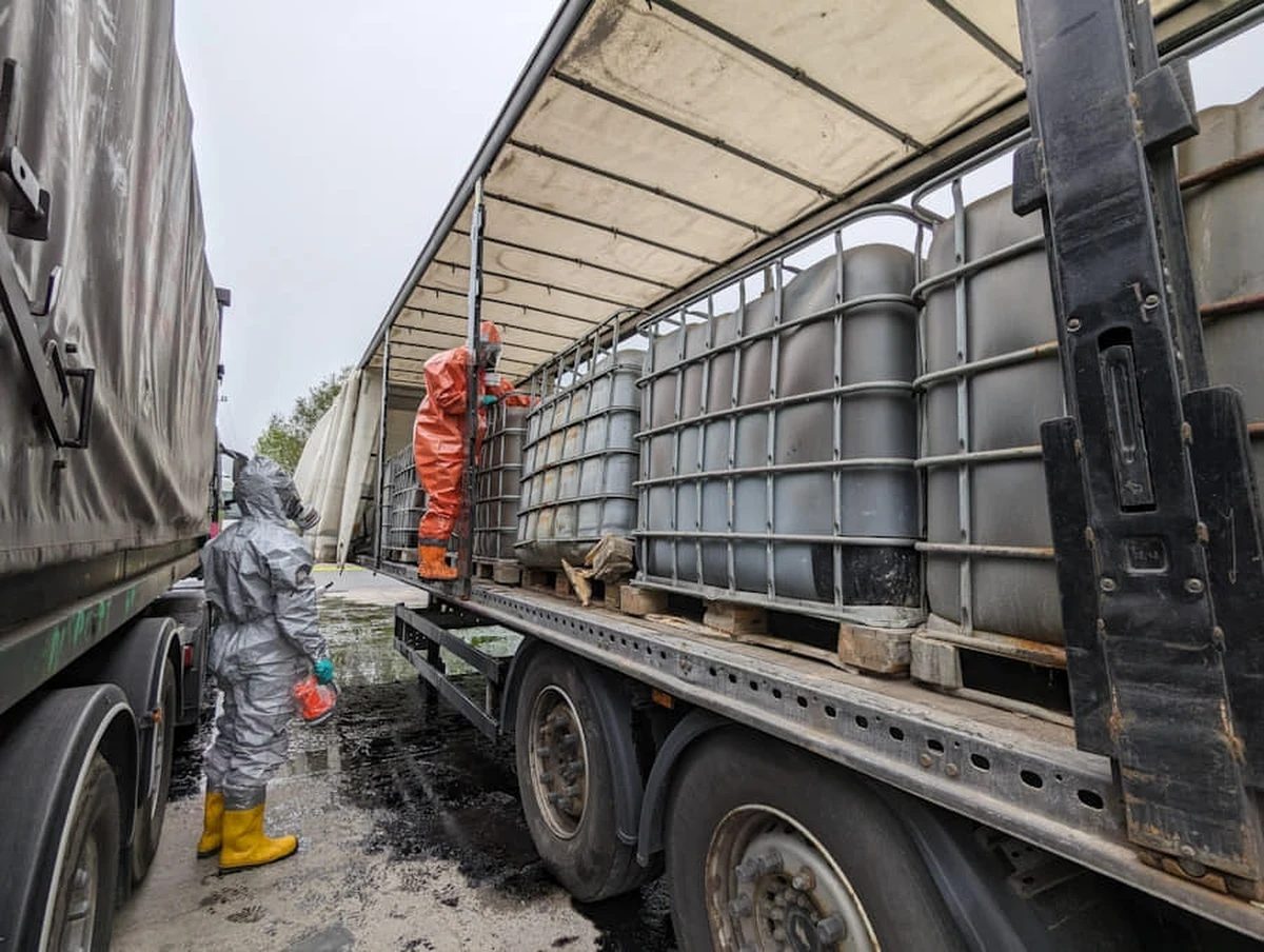 Akcja strażaków na stacji benzynowej w miejscowości Kożuszki-Parcel w powiecie sochaczewskim na Mazowszu, gdzie z pozostawionych pojemników wydostaje się drażniąca substancja. Nie ma zagrożenia dla okolicznych mieszkańców.