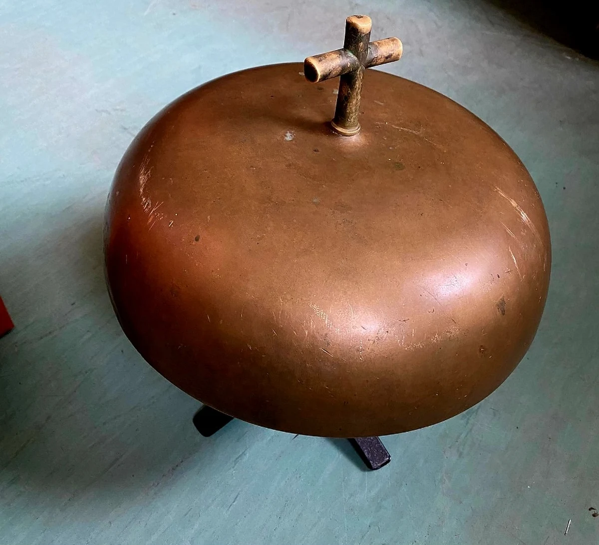 Do pięciu lat więzienia grozi dwóm mężczyznom, którzy z kościoła w Makowie Mazowieckim ukradli miedziany gong liturgiczny. Policja zatrzymała ich w drodze do punktu skupu metali, gdzie zamierzali spieniężyć łup – poinformowała rzeczniczka miejscowej policji podkom. Monika Winnik.
