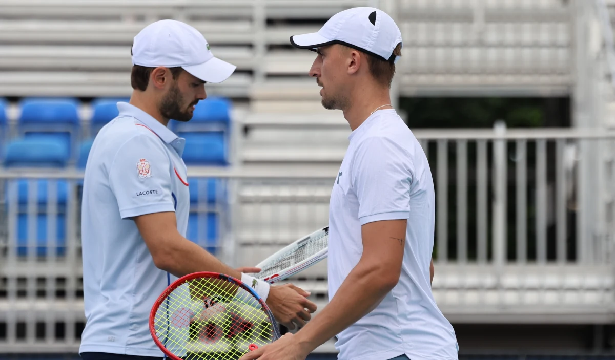Jan Zieliński i Hugo Nys awansowali do ćwierćfinału debla turnieju tenisowego ATP 500 w Barcelonie. Polsko-monakijska para pokonała Argentyńczyków Sebastiana Baeza i Tomasa Martina Etcheverry'ego 6:1, 6:3.
