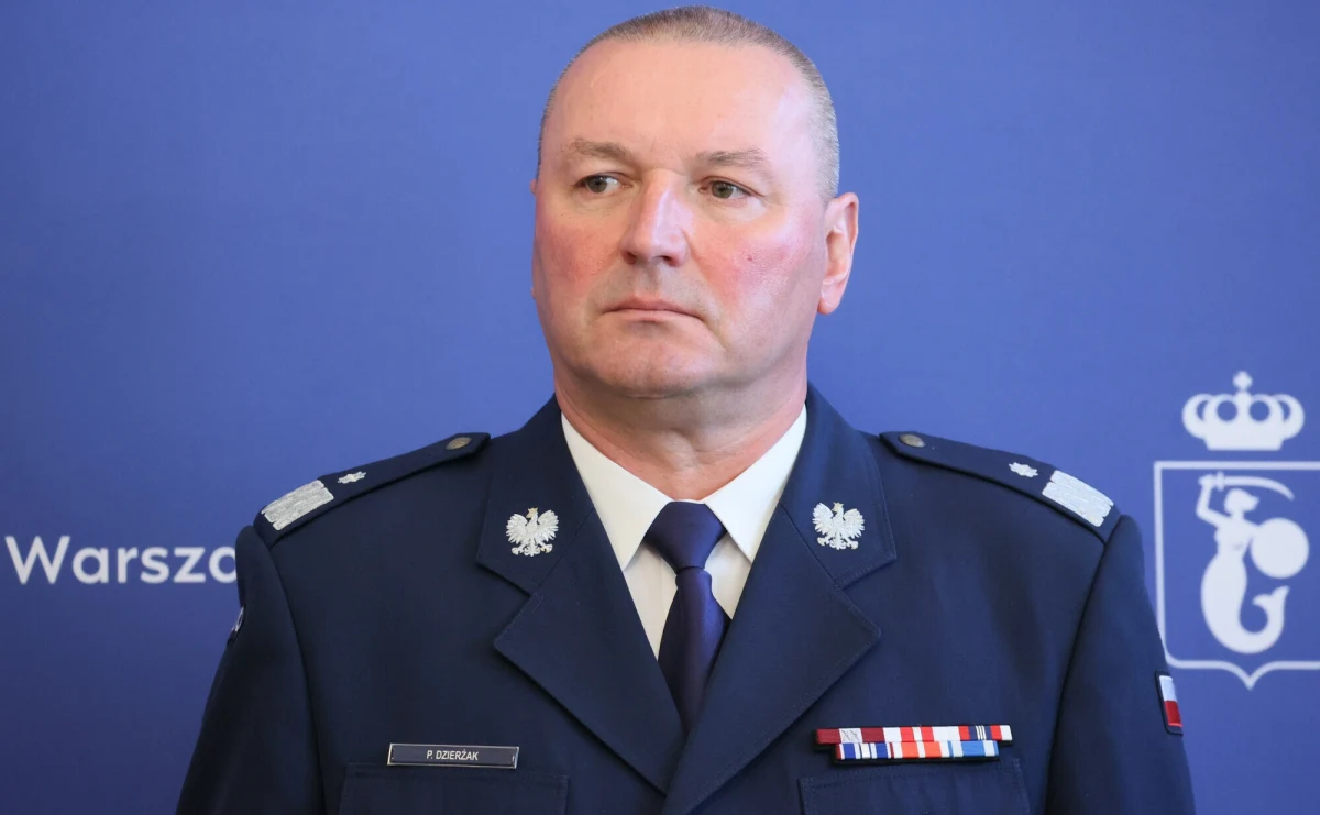 Zmiana warty na stanowisku szefa stołecznej policji. Dziś pożegnany został Paweł Dzierżak, którego zastąpił dotychczasowy komendant pomorskiej policji Dariusz Walichnowski. W całej sprawie zadziwiający jest fakt, że do tego ruchu kadrowego doszło w kwietniu.