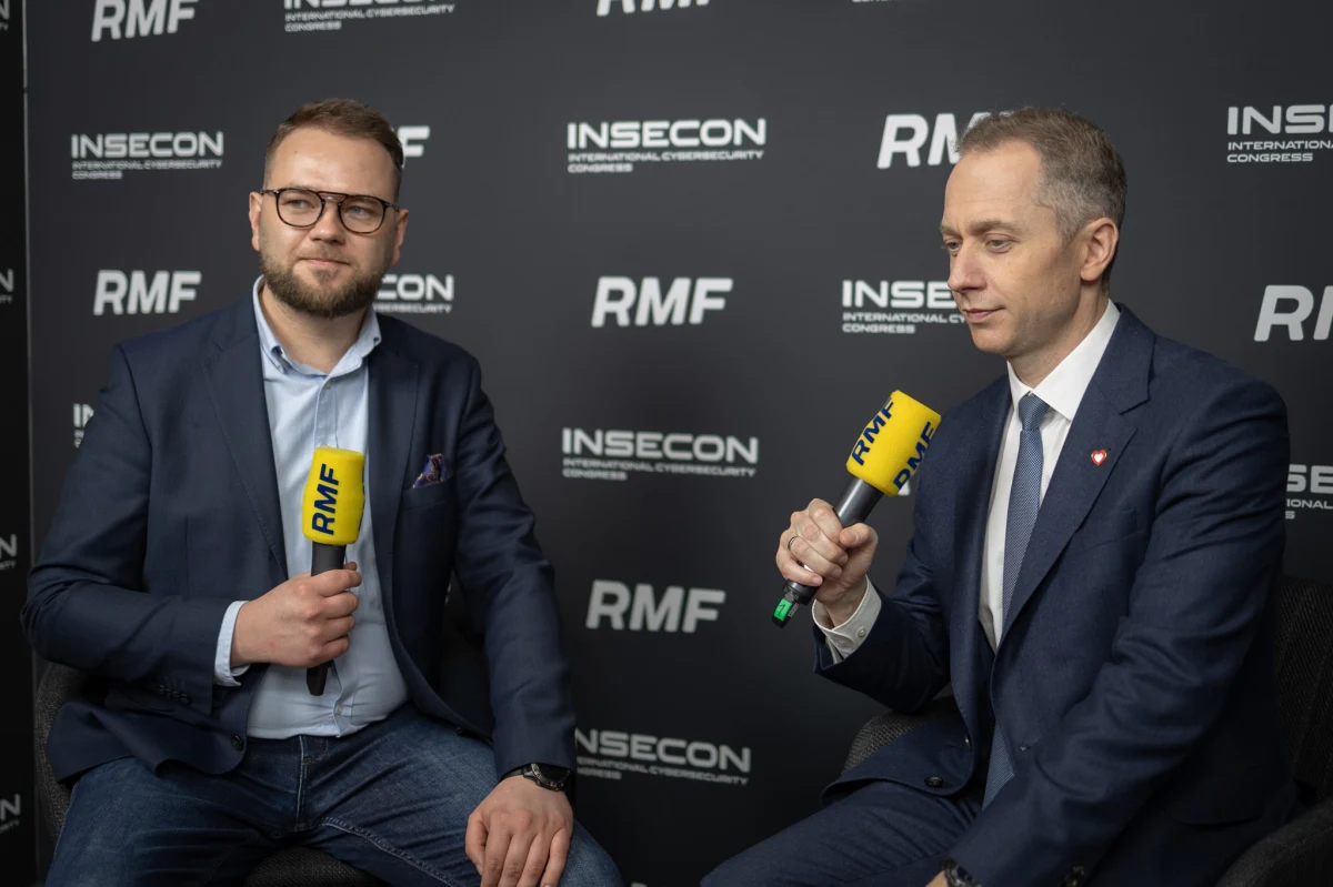 Po co nam wojska, które muszą bronić cyberprzestrzeni? Od niedawna taki komponent działa w polskiej armii i ma coraz więcej pracy. Resort obrony zamierza go rozwijać na tyle, by był gotów sprostać najpoważniejszym wyzwaniom, które w związku z napiętą sytuacją geopolityczną mogą czekać nasz kraj. O planach na rozwój Wojsk Obrony Cyberprzestrzeni rozmawiamy z wiceministrem obrony narodowej Cezarym Tomczykiem. 