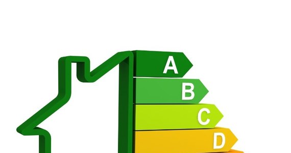 Świadectwo energetyczne jest obowiązkowe przy sprzedaży lub wynajmie nieruchomości. To dokument, który informuje o efektywności energetycznej budynku.