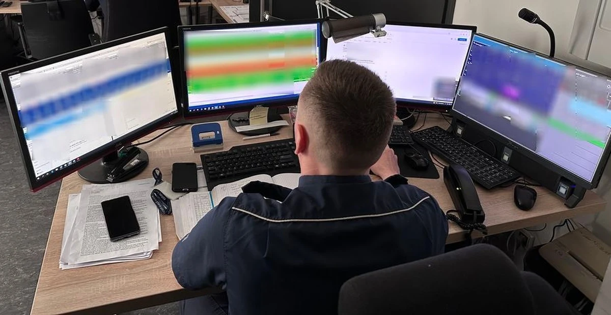 Szybka interwencja oficera dyżurnego z Gdyni pozwoliła odzyskać torbę z dużą sumą pieniędzy, którą 73-letnia pasażerka pozostawiła w pociągu. Dzięki sprawnej współpracy z obsługą kolei bagaż wrócił do właścicielki. Oficerzy dyżurni policji odbierają dziesiątki zgłoszeń dziennie. Wielu uważa, że są "komendantami po godzinach” przez to jak duża odpowiedzialność na nich ciąży.