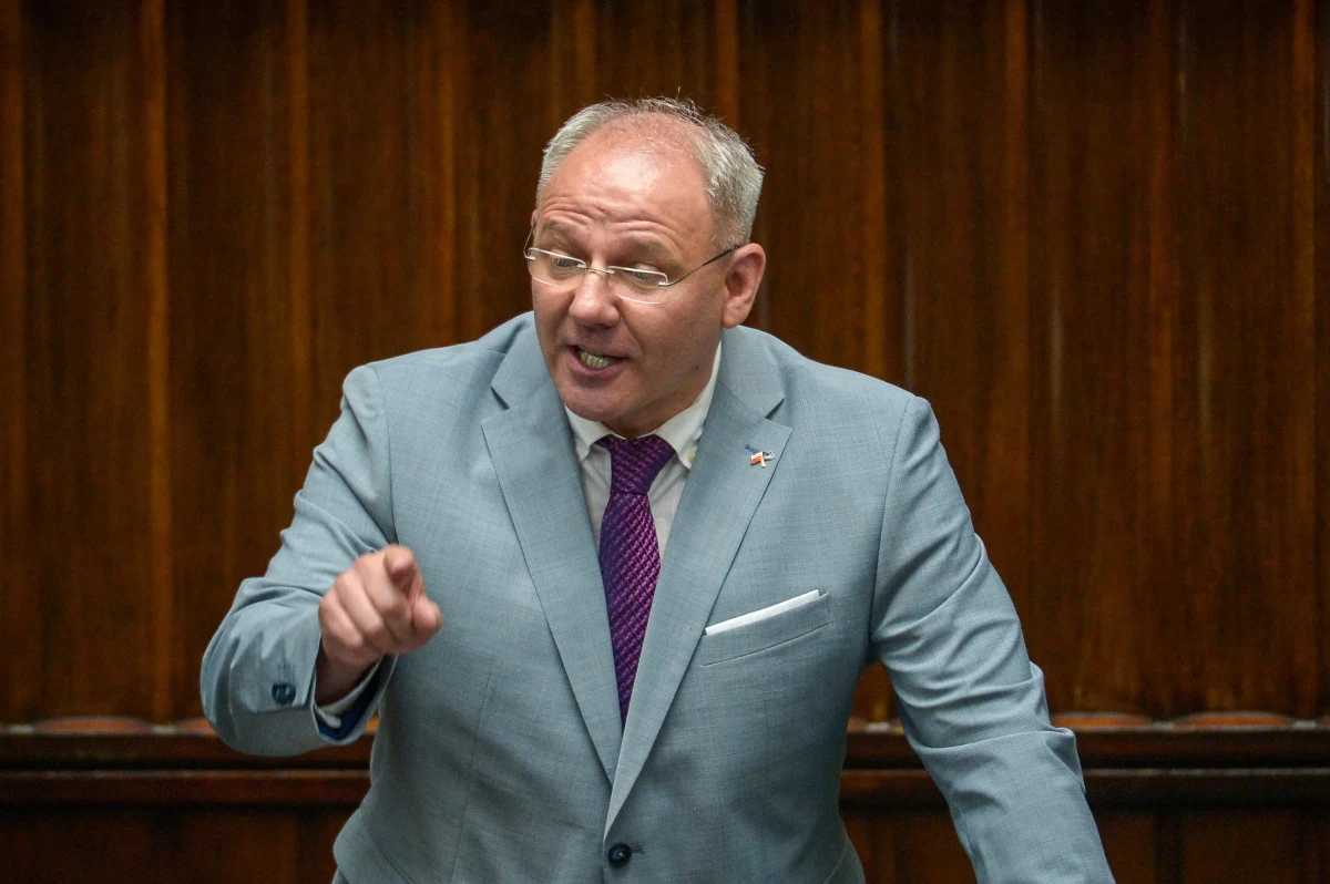 "Każdy ma swoje problemy, także zdrowotne. Ja też. Moja aktywność w ostatnich dniach w internecie była tego przejawem" - napisał przed godz. 15 Jacek Protasiewicz. Jak dodał, "przepraszam wszystkich, którzy moimi wpisami poczuli się obrażeni lub dotknięci". Polityk został odwołany z funkcji drugiego wicewojewody dolnośląskiego po burzy spowodowanej jego wpisami w mediach społecznościowych.