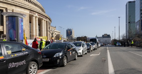 Po spotkaniu z warszawskimi taksówkarzami prezydent Warszawy Rafał Trzaskowski obiecał, że do końca maja przedstawi projekt uchwały w sprawie podwyżki stawki za przejazd taksówkami. Taksówkarze przedstawili włodarzowi stolicy swoje postulaty.