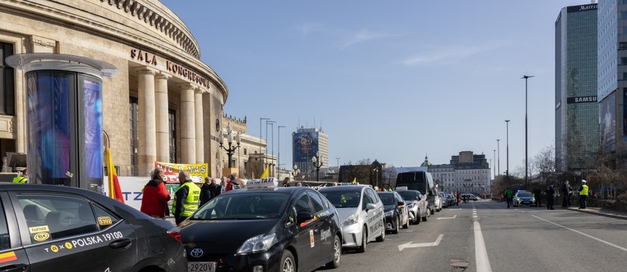 Po spotkaniu z warszawskimi taksówkarzami prezydent Warszawy Rafał Trzaskowski obiecał, że do końca maja przedstawi projekt uchwały w sprawie podwyżki stawki za przejazd taksówkami. Taksówkarze przedstawili włodarzowi stolicy swoje postulaty.