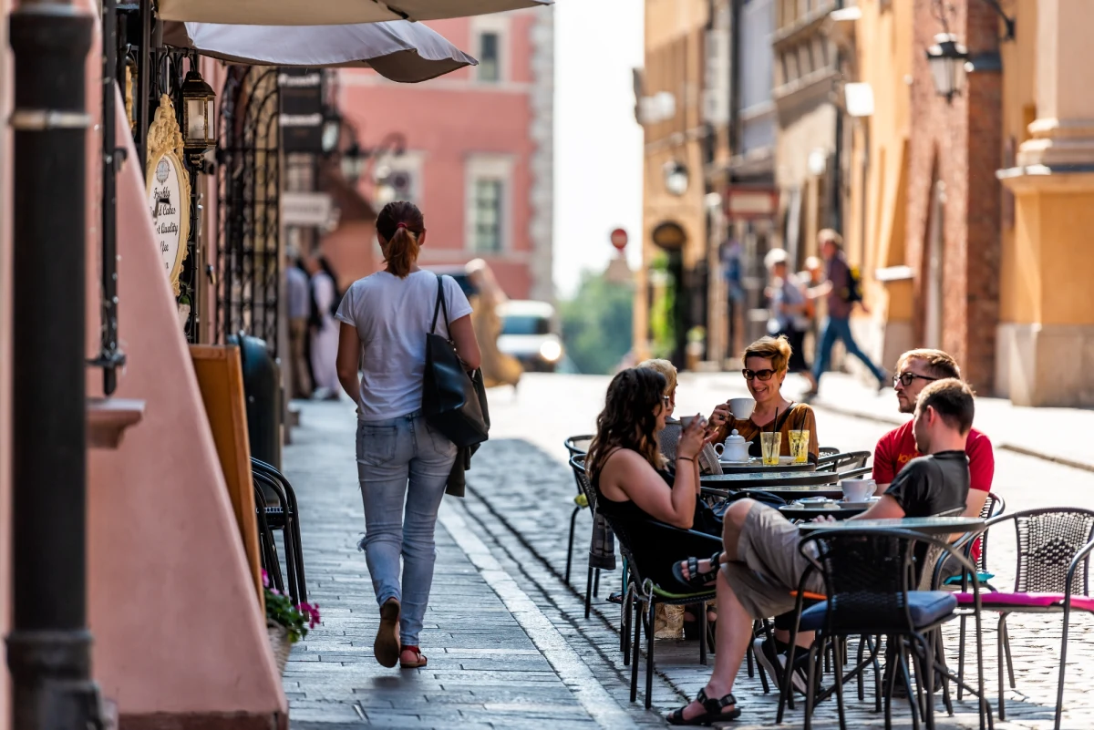 Wszyscy Polacy lubiący spacerować mają powód do zadowolenia. Nasza stolica znalazła się na liście miast, które sprzyjają przechadzkom. Warszawa zajęła na niej trzecie miejsce, a wyprzedziły ją jedynie Monachium i Mediolan.