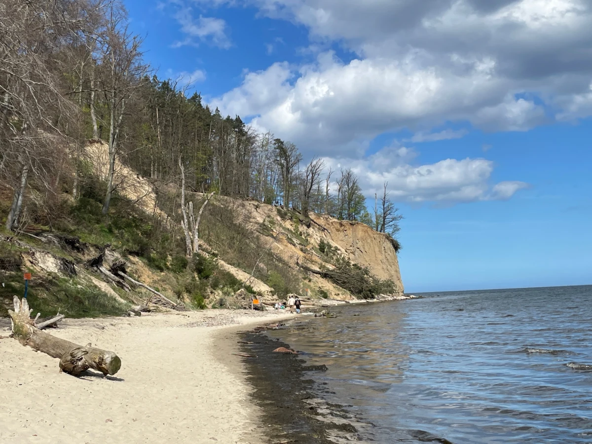 "Dwie nastolatki zrobiły piknik na skraju klifu w Orłowie" - to jedna z wiadomości, jaką otrzymaliśmy w weekend na Gorącą Linię RMF FM. Pogoda zachęcała do odwiedzenia tego popularnego miejsca na wybrzeżu. Jednak wiele osób - jak nas informujecie - podejmowało bardzo duże ryzyko.