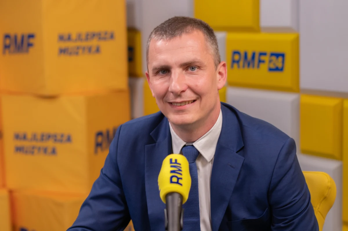 "To nie dla pieniędzy" - zapewniał Krzysztof Kukucki, który chce porzucić tekę wiceministra w rządzie Donalda Tuska na rzecz bycia prezydentem Włocławka. Do II tury kandydat KKW Lewica przeszedł, zdobywając 41,4 proc. głosów. Jego adwersarz, urzędujący prezydent Marek Wojtkowski (KKW KO) zdobył 29,88 proc. „Pieniądze nie miały najmniejszego znaczenia” – mówił gość Popołudniowej rozmowy w RMF FM. „Usłyszałem, że zamiast mieszkań ma powstać filharmonia. To nie jest najrozsądniejsze” – argumentował swoją decyzję Kukucki. 