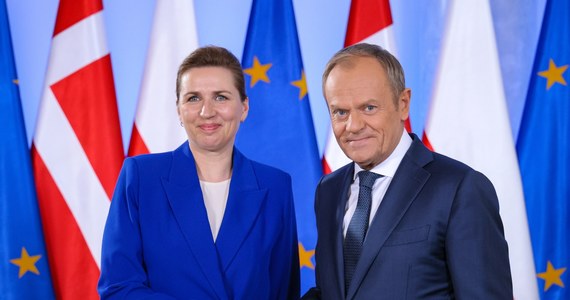 "Europa jest też w strefie zagrożenia. Cieszę się, że pani premier pozytywnie zareagowała na propozycję dołączenia Polski do projektu budowy skutecznej żelaznej kopuły chroniącej nasze europejskie niebo przed potencjalnymi atakami rakietowymi" - powiedział premier Donald Tusk podczas wspólnej konferencji prasowej z premier Danii Mette Frederiksen. Szefowa duńskiego rządu przyznała, że wraz z polskim premierem zgadzają się, iż "UE powinna robić więcej w dziedzinie bezpieczeństwa i wzmacniać NATO, tak, aby Putin nie mógł zmieniać granicy Europy siłą".